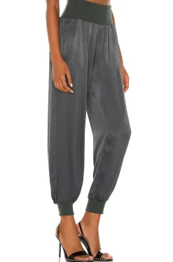 BLACK Sleek Textured Pant