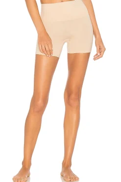 Seamlessly Shaped Ultralight Short